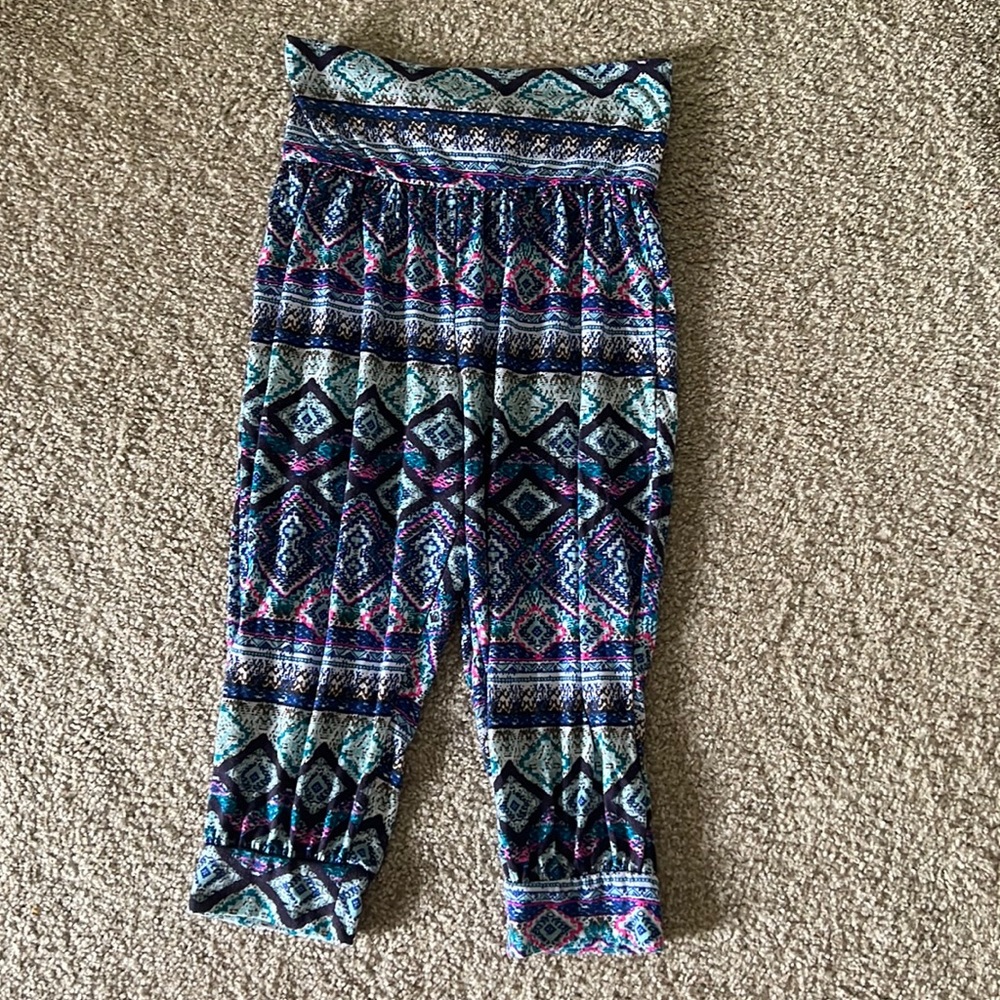 Mudd brand boho patterned genie style capris size 14